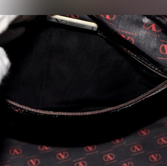 Valentino Garavani: Black Leather Boston Bag - Picture 8 of 12